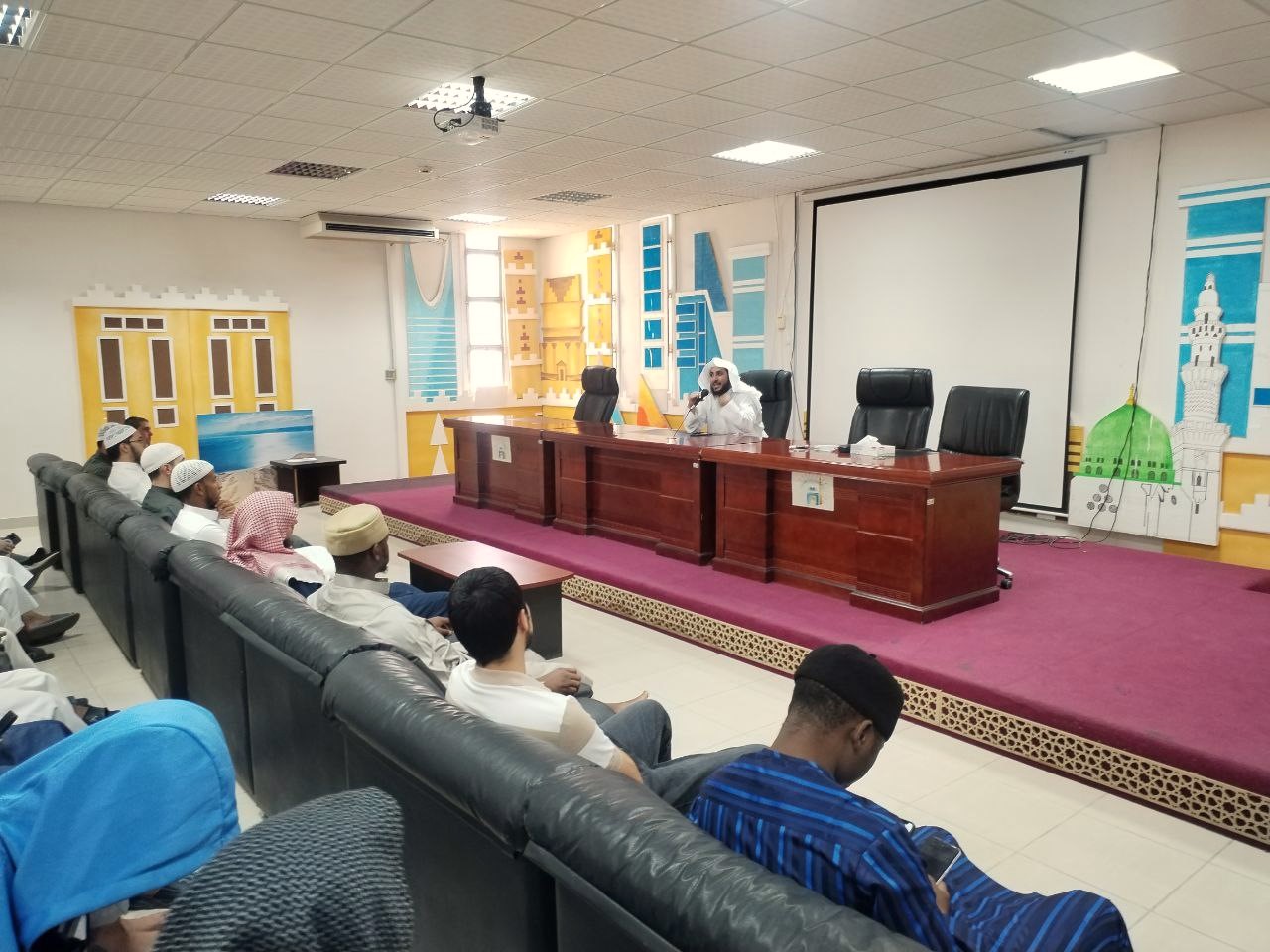 تنفيذ لقاء أكاديمي لطلاب معهد تعليم اللغة العربية بالتعاون مع وحدة التوعية الفكرية يوم الأربعاء 18-10-1446